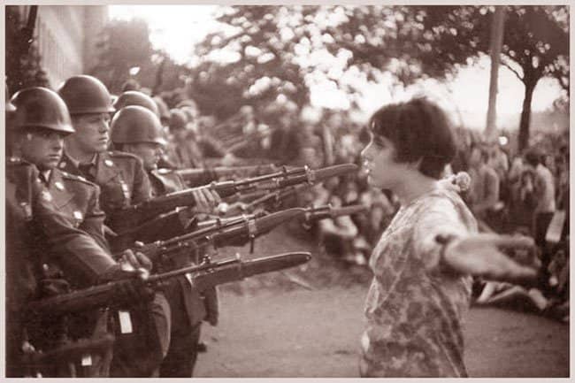 Foto de Mac Riboud, fotojornalista francês, por ocasião dos protestos contra guerra do Vietnam