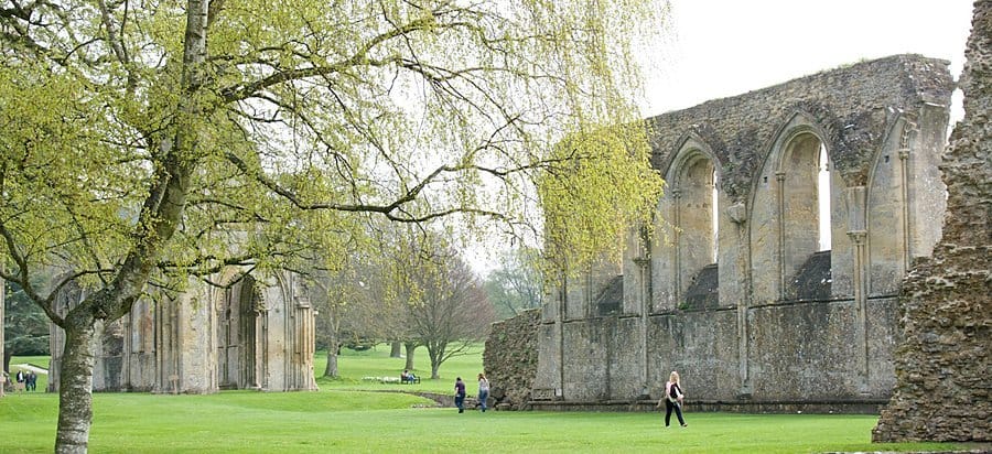 Ruínas da Abadia de Glastonbury, destruída e reconstruída muitas vezes e finalmente saqueada e derrubada a partir de 1536, quando a reforma da igreja promovida por Henrique VII, determinou a completa dissolução de todos os monastérios na Inglaterra